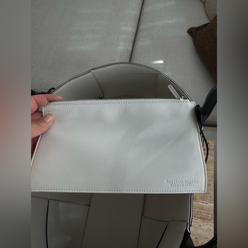 Bottega Veneta Medium Arco Tote - Picture 8 of 10